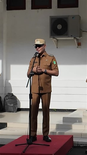 Saya memimpin apel perdana ASN di awal tahun 2026 sebagai penegasan komitmen bersama untuk melanjutkan capaian positif dan menata arah pembangunan Kota Sukabumi secara berkelanjutan. Tahun ini kita harus bekerja lebih disiplin, berintegritas, dan menolak segala bentuk pungutan liar agar pelayanan publik benar-benar dirasakan masyarakat. Bersamaan dengan apel, kami meluncurkan Bank Sampah Setda sebagai langkah konkret membangun kepedulian lingkungan dari internal pemerintahan. Dengan target PAD 2