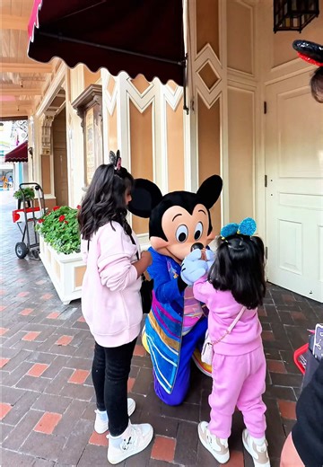 When your birthday gets extra magical with Mickey Mouse 🎂🏰✨ #disneylandcalifornia #birthday