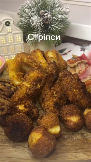 Стріпси 📝 Що нам знадобиться: Куряче філе Яйця Панірувальні сухарі Спеції за смаком (в мене сіль, перець, чілі, часник) 📝 Приготування: Курку нарізаємо на слайси і приправляємо спеціями. Залиште хочаб на 2- хвилин промаринуватись. Кожен слайс обвалюємо у взбитому яйці і потім у сухарях. Відправляємо у фіритюр на 2 хв з кожного боку, якщо у вас глибокий фритюр то залиште просто на 3-4хвилини. Смачного вам🫶🏻 #стріпси #закуска #фритюр #відчайдушнідомогосподарки
