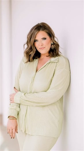 MAKEUP BY CALI | TEXAS MAKEUP ARTIST on Instagram: "Hey y’all! 💖✨ I’ve seen so many new faces here lately, so I wanted to take a second to introduce myself. (If you’re an OG, thanks for sticking with me through it all!🫶) I’m Cali 👋🏼— a professional makeup artist for the past 10 years, and I truly can’t believe I get to say that! (Because 10?! That’s crazy!) Makeup has been such a huge part of my life for a decade now, and it’s more than just glam to me… it’s confidence, creativity, and helpi