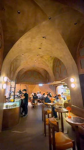 《新開爆紅cafe‼️靚到似藝術館😱》 實測‼️食物究竟有冇伏？ 呢間新cafe環境設計真係好靚！！✨ 有好多details可以慢慢欣賞！ 黃昏時間去到唔洗排隊👌🏻 指定座位可以帶埋狗狗🐶 暫時lunch同dinner個menu一樣～$108起，包是日餐湯～ 我哋揀咗卡邦尼扭扭意粉伴自家豚五花肉 $158 一上菜真係呆咗吓😨都幾細碟同頹頹地😭 味道正常，扭扭粉口感煙靭！餐廳係雜菜湯，ok👌🏻 反而兩杯咖啡都好飲！☕️ 建議大家可以去打卡同飲啡🤎 #灣仔美食 #香港美食 #香港咖啡店 #hkfood #hkcafe #hkcoffeeshop | HKFoodPage