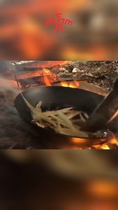 Eating Fried Bark: inner bark fibers have a rich history as a famine food. Here I’m frying thin strips in deer fat with a little salt. It was surprisingly good. 👍 #survivaltips #survivalist #survivalkit #bushcraft #bushcraftknife #bushcraftgear #bushcraftlife #wildernesssurvival #survivaltools #survivalhacks #primitivetechnology | Creek Stewart