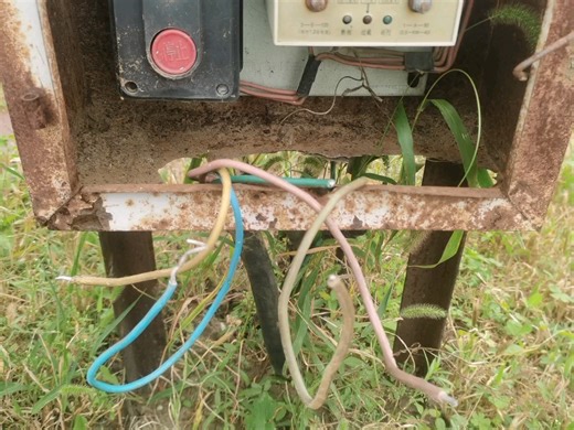 吉林亿丰能源有限公司，位于平凤乡采油作业区。31-36平台抽油机配电箱