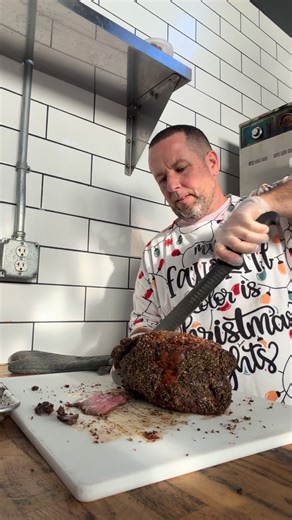 Yeah, there’s prime rib came out fire. If you ever need any roasted meats let me know we got you.! #christmas #primerib #medium #delaware #catering | Uncle Johns BBQ Stand