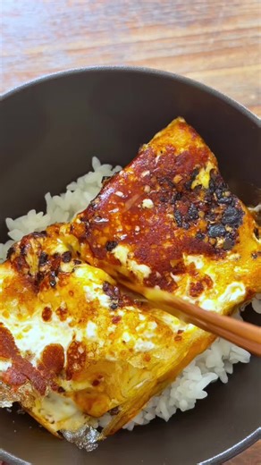 This spicy cheesy egg rice is dangerously good 🌶️🧀🥚 Cheap, easy, and seriously addictive Save this before you forget 👀 Ingredients (1 serving) • 1 bowl of rice • Your favorite chili oil • Cheese • 1 egg • Soy sauce, optional ① Heat a little oil in a small pan. Add chili oil, then sprinkle in the cheese. ② Crack in the egg, spread the egg white slightly, cover, and cook for 1½–2 minutes. ③ Fold it in half and place it over hot rice. Top with a little soy sauce if you like and enjoy. #eggrecip