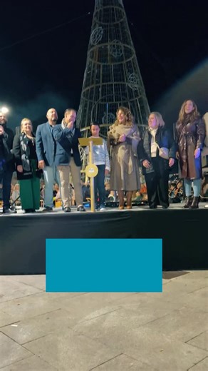💙💛🧡 Benalmádena emociona con su alumbrado navideño. Nuestro municipio es un espectáculo de luz y color. 👉 Más de 100 actividades por y para el comercio 🛍 - Encuentra regalos únicos en nuestros comercios locales. - Disfruta de la gastronomía navideña en nuestros restaurantes. - Participa en nuestras actividades y eventos especiales. Benalmádena brilla por Navidad 🎄 - Arcos de última tecnología y bajo consumo. - Nuevas zonas iluminadas en todo el municipio. | Ayuntamiento de Benalmádena