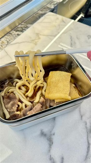 🍜常備牛肉烏龍麵 烏龍麵很適合冷凍常備耶！ 提前準備，隨時可以來一碗👌 用不鏽鋼四號裝湯麵很剛好！ 自己做可以嚴選食材更健康😋❤️ 🍜食材： 1. 烏龍麵 2. 洋蔥 3. 乾海帶芽 4. 冷凍牛肉片 5. 日式豆皮 6. 水、醬油、味醂 ⏰團購活動： ◽️ 3/10～16沛樂保鮮盒🌷莓果粉色季節限定🧋燕麥奶色限定 ◽️ 3/23～27草本精華飲、西芹汁、生薑檸檬汁、機能蔬果汁 🛍️團購連結在首頁🔗 — 團購通知、客服請加官方Line@： ☎️Line@帳號👉 🔍@ vselect（加＠） #健康飲食 #mealprep #地中海飲食 #減脂餐 #常備菜 健康食譜 減脂料理