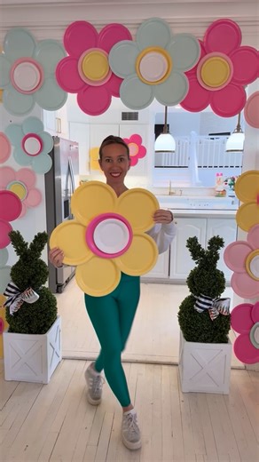 Shannon Doherty | GENIUS SPRING FLOWER ARCH PAPER PLATE DIY 🌸🌸 this is one of my favorite spring DIY ideas ever!! How pretty does this look and can you... | Instagram