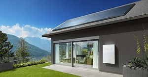 SolarCity reports surpassing 300,000 installed solar customers during last quarter before Tesla merger