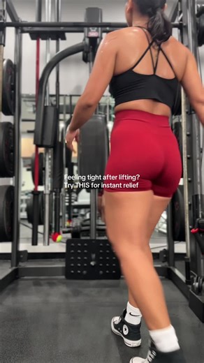 How I decompress my spine and stretch my entire body after heavy lifting 🏋🏽‍♀️ Hanging like this not only relieves pressure from your back but also improves shoulder mobility and helps you recover faster. Your body will thank you after every session! 💪✨ #postworkout #workoutroutine #fitnesstips #workoutrecovery