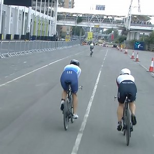 Kat Matthews and India Lee trade positions, ready to run together after T2... 📺 WATCH LONDON T100 LIVE: https://t100triathlon.com/london/pro/ | T100 Triathlon World Tour