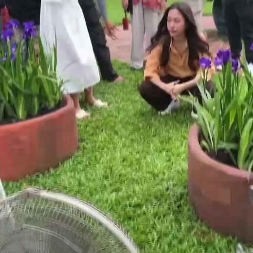 how's your back luetenant vayo 😅 these two kids are so cute THE AIR Q1 SHOOTING #เสน่หาวาโยคิว1 #ฟรีนเบค #FreenBecky | Tee Sunshine