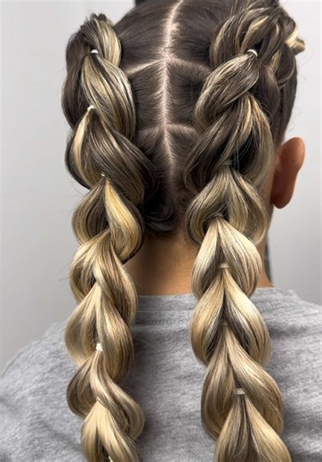 Hoy te muestro la trenza dragón falsa, una versión más fácil, flojita y con mucho volumen 🐉✨ Es un peinado perfecto para niñas y mujeres, ideal para cualquier ocasión. Mira el tutorial completo en mi canal de YouTube 💖 Practícala con calma y verás lo hermosa que queda. #trenzas #trenzasafricanas #rumi #trenzado #trenzaderumi