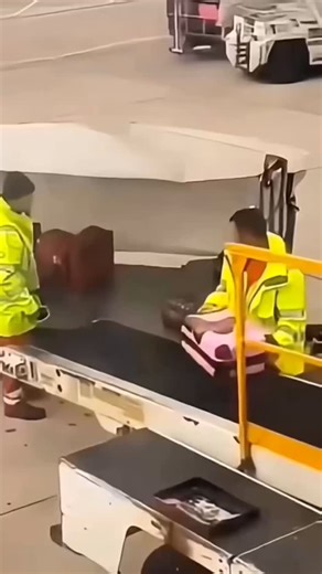 The duffle bag that saves you money #travel2025 #travelbags #vacation #travelhacks | duffly