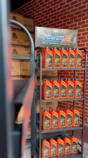 ✨ มาทำความรู้จักกับ POWERLAB PERFORMANCE OIL ✨ น้ำมันเครื่องสังเคราะห์แท้ 100% (Fully Synthetic) ที่ออกแบบมาเพื่อสมรรถนะสูงสุดของรถคุณ ✅ มาตรฐานระดับสากลครบถ้วนที่น้ำมันคุณภาพสูงต้องมี ✅ JASO MA2 : มั่นใจได้สำหรับเครื่องยนต์มอเตอร์ไซค์สมัยใหม่ ✅ API SN : ปกป้องเครื่องยนต์ได้เหนือระดับ ✅ SAE Grade : เหมาะสมกับการใช้งานจริงในทุกสภาพถนน ✅ ISO 9001:2015 (USA Standard) : การันตีคุณภาพการผลิตระดับโลก ⚡ เติมเต็มประสิทธิภาพ เพิ่มความมั่นใจทุกการขับขี่ ให้เครื่องยนต์สะอาด ทนทาน และตอบสนองได้อย่างเต็มกำลั