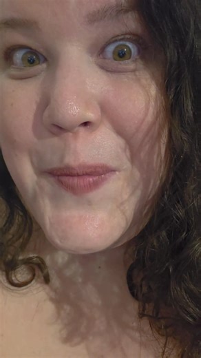 12K views · 51 reactions | Dit kwam nét binnen en wij zeiden allemaal tegelijkertijd WOW. Jullie krijgen de preview maar dit is vast zó weer weg dus go go goooo Jeansjasje €64,99 Pieces | Maxim's | Facebook