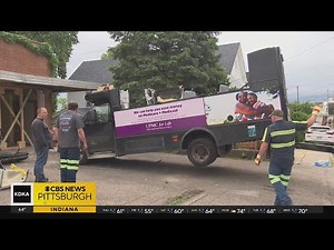 Van crashes into Washington County building