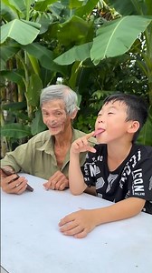 Grandpa and grandson play pranks on each other 😅😂🧑‍🦱🧑‍🦱p2 #shorts #cute