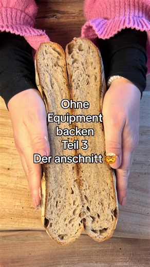 Zeigt mir eure Krumen 🥖✨ Teil 3 meines Brotes, das ich komplett ohne Equipment gebacken habe – jetzt kommt der Anschnitt 👀 * nicht ganz so krasser Ofentrieb wie mit Dutch Oven oder Backstein * ABER die Krume sieht super aus 😍 * das Brot schmeckt so lecker, ich habe es fast komplett aufgegessen 😂 Mein Fazit: Man kann wirklich ganz easy ohne Equipment backen 🫶 Wenn man sich die ganzen Sachen nicht kaufen möchte und einem die perfekte Optik nicht zu 100 % wichtig ist, klappt das auch so super.