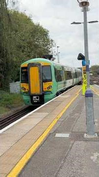 Southern Class 377 Electrostar (377323) departs Tonbridge on October 1st 2025