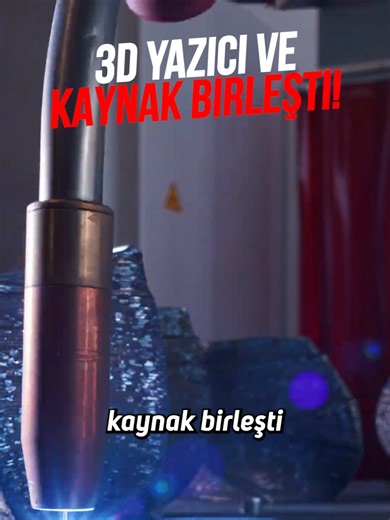 3 boyutlu yazıcılar artık sadece plastik oyuncaklar veya küçük parçalar üretmiyor. Teknoloji o kadar ilerledi ki artık metal üretimi ve kaynak işlemi tek bir makinede birleşmiş durumda. Bu sistemlerde kullanılan yöntem genellikle robotik kaynak kolu metal tel besleme mantığıyla çalışıyor. Yani makine aslında erimiş metali katman katman ekleyerek dev yapılar oluşturabiliyor. Buna endüstride Wire Arc Additive Manufacturing (WAAM) deniyor. Üstelik bu teknoloji sadece küçük parçalar için değil. Düny