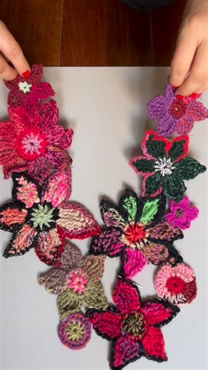 DON’T crochet on the floor—it’ll break your back! But here I am 😂 BECAUSE my work table’s a mess, and I’ve been dreaming of a flower neckpiece to go with this t-shirt for ages. So, of course, I had to “quickly” crochet this up… The thing about flowers? They’re the perfect little project for those in-between moments. Make one here, another there, and before you know it—BOOM! A magical neckpiece ready to wear. Got any projects on the go this weekend? Fancy some Flower Power too? Comment FLOWER be