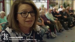 Comment égayer le quotidien des résidents en EMS? A Vouvry, en Valais, on organise depuis plusieurs années des défilés de mode. Une manière de mettre en valeur les pensionnaires et de créer une atmosphère festive. #12h45RTS | RTSinfo