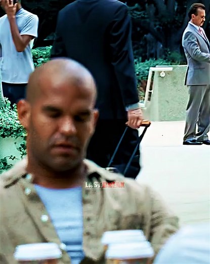 Lincoln spots tbag 😳 #prisonbreak #prisonbreakedit #prisonbreakedits #michaelscofield #lincolnburrows #theodorebagwell #tbagprisonbreak #tbagedit