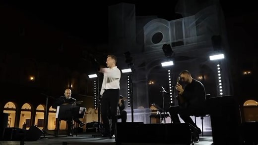 La voce incantevole di Vincenzo Capezzuto unita alla raffinatezza del Motus Mandolin Trio, ci conduce in un viaggio nel tempo, immergendoci nella Napoli di un'epoca passata. Ora #live dal chiostro della Loggetta Lombardesca Vincenzo Capezzuto Fanpage | Ravenna Festival