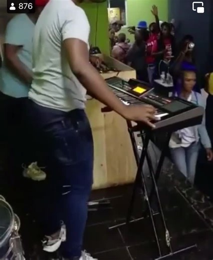 Audience: Can you play something Wild! 😎 Keyboard Player: Okay 😎 | Music