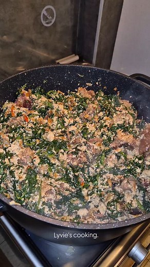 De retour dans ma cuisine pour cuisiner le plat l'un des plats préférés de ma maman ☺️🤎 #lyviescooking #foods #foodies #vegetables #spinach | Lyvie's cooking