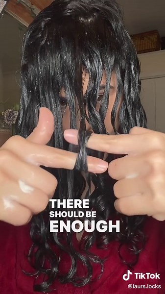 Slowing down finger rolling for curly hair using @Bouclème #fingerrolling #curlyhairstyling #curls #ringlets #curlyhair #curlyhairtutorial