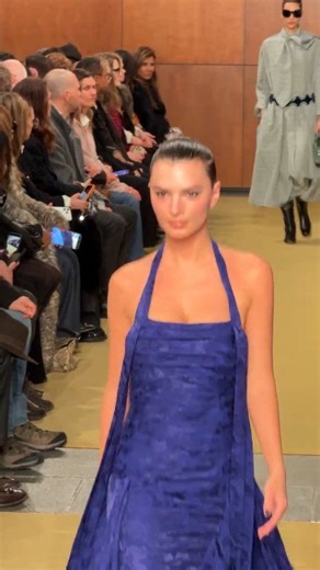 Model Moment: Emrata brought the drama walking the #ToryBurch fall 2026 ready-to-wear runway show at #NYFW. . . . . . . . #newyorkfashionweek#fashion #style #fblifestyle #fbreelsfypシ゚viralシ #fbreelsfypシ゚viralfbreelsfypシ゚viral #couture #hautecouture #hautecoutureweek #love #fashionweek #beautiful #fashionshow #picoftheday #makeup #mode #moda #beauty #ootd #supermodel #fashionaddict #beauty #fashionstyle #catwalk #fyp | Style Revolver