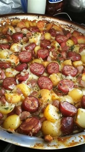 "Everyone in our family loves this. The husband, the 7 year old, the 4 year old, and probably even the dog would too. Not that he's ever tried it, we eat it all so fast!" Recipe in First Coʍmеոτ 👇 | Easy Recipes