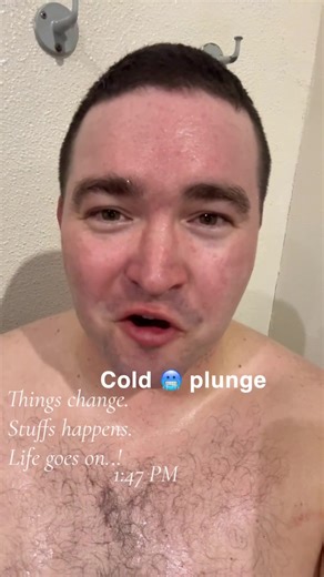 💦 Cold plunges are like the opposite of a sauna—but with just as many benefits. Here’s the breakdown: Physical benefits: • ❄️ Boosts circulation – cold exposure makes blood vessels tighten, then expand afterward, improving overall blood flow. • ⚡ Reduces inflammation – helps with muscle soreness, joint pain, and recovery after workouts or long days. • 🛡️ Stronger immune system – cold shock may increase white blood cells and resilience against illness. • 🏃 Improved metabolism – activates brown
