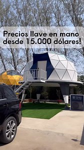 Las casas tipo domo son viviendas en forma de cúpula o esfera, construidas con una técnica llamada domo geodésico, que usa una red de triángulos para una estructura muy resistente y eficiente. Son conocidas por su fortaleza contra el clima, su uso de materiales naturales y sostenibles, y su diseño abierto y luminoso que puede resultar en ahorros energéticos. Su estilo es versátil, pudiendo usarse para casas unifamiliares, cabañas de turismo o espacios de glamping. | Futuro Sensacional