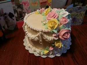 Cake decorating: Cascading Roses on a Wedding Cake