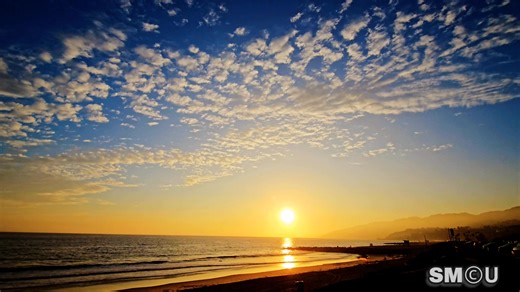 Sunday Sunset in Santa Monica 🌅 Golden light drifts over the Pacific as the weekend ends in calm beauty. #SantaMonica #SundaySunset #BeachLife #CaliforniaDreaming #PacificCoast 📷 Fabian Lewkowicz | Santa Monica Close-up