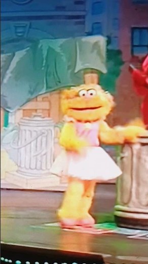 sesame street live elmo makes music Zoe's theme song