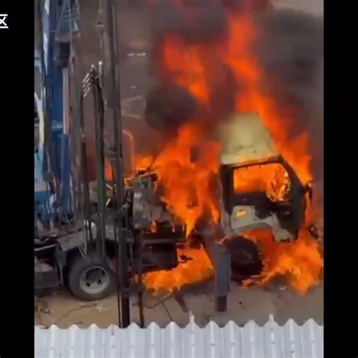 はじめ on Instagram: "家賃滞納で立ち退きを求めたら 執行官刺されるって怖すぎるでしょ その上ガスボンベ爆発させるって おかしいでしょ！！ 隣の人超迷惑だよ ＃迷惑行為"
