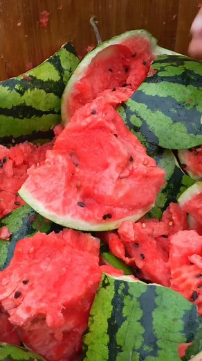 Ice Dyeing originated in the cold northern regions. Ancient people extracted dyes from plants to make colorful fabrics! Don't forget to Follow us @dailyart for more! Great art by User: 青松 (On Douyîn App) Tag your friends below!👇👇#dailyart | Dailyart