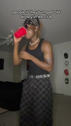 if they bumped disney music in the club 🥃 #foryou #comedy #descendants #xyzbca #viral #squeezy