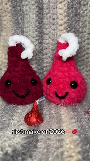 Anyone want kisses?🤭🍫 These are sooo adorable!! Pattern is by: tashabee.creations on instagram! #fyp #crochet #kisses #valentines