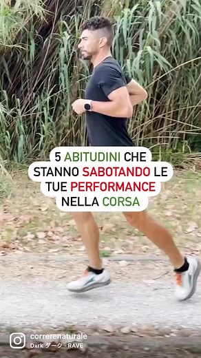 Per diventare un buon corridore correre non basta. ❌ Non ce ne rendiamo conto, ma la qualità dei nostri allenamenti è fortemente influenzata da tutto ciò che facciamo quando non ci stiamo allenando. Ossia dalla nostra vita quotidiana. Nei prossimi reel approfondiremo ognuno di questi aspetti. Intanto scrivici nei commenti se ti rispecchi in una o più di queste 5 abitudini deleterie per le tue performance. 👇🏻 #correrenaturale #corsa #correre #running #runner #runningworkout #runningtraining #da