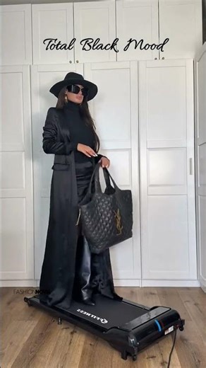 Total black look for the goth girls… dark but make it iconic 🖤✨