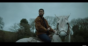 Michele Morrone tombe amoureux sans le vouloir dans le clip "Beautiful"