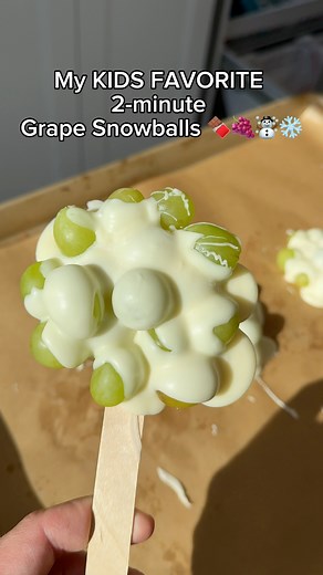 My kids favorite 2-ingredient Snowball Grapes 🍇✨🤍 A crunchy, creamy treat made in no time 🤌 You’ll need: 1 cup green grapes (make sure they’re super dry!) 1 cup white chocolate chips or chopped white chocolate 1 tbsp coconut oil Instructions: Melt the white chocolate with coconut oil until smooth. Stir in the grapes and coat well. Line a tray with parchment paper. Place wooden popsicle sticks spaced apart. Spoon the grape-chocolate mixture over each stick to create clusters. Freeze for a few 