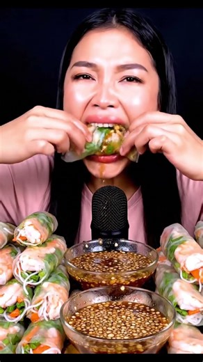 ASMR CRUNCH! The girl is eating a spring roll mukbang.