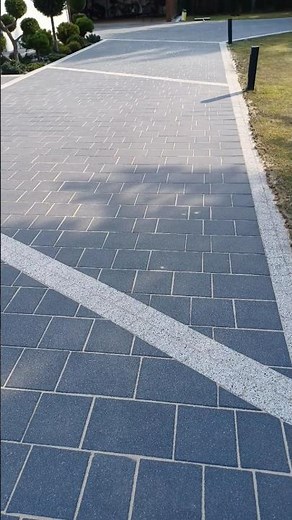 Jak wyczyscic kostke brukowa? #cleaning #diy #kostkabrukowa #ogród #shorts