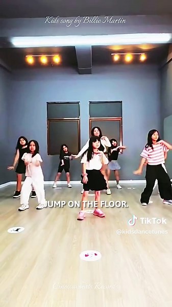 Golden Carousel 🎠💫 Jump on the carousel and dance with the music! Clap, spin and smile with this fun kids party song! 🎉 🎧 Available on Apple Music & Spotify Cinewavbeats Records Presentation #ViralKidsSong #GoldenCarousel #KidsDanceParty #FunKidsMusic #DanceChallengeKids